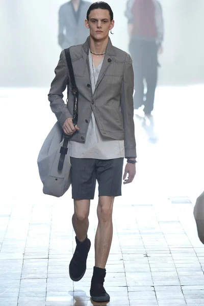 Look 16